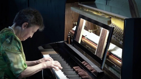 Pianistin Maria Heister spielt das „Großauer 129“, aufgenommen mit LineAudio Mikrofonen CM4 und OMNI1